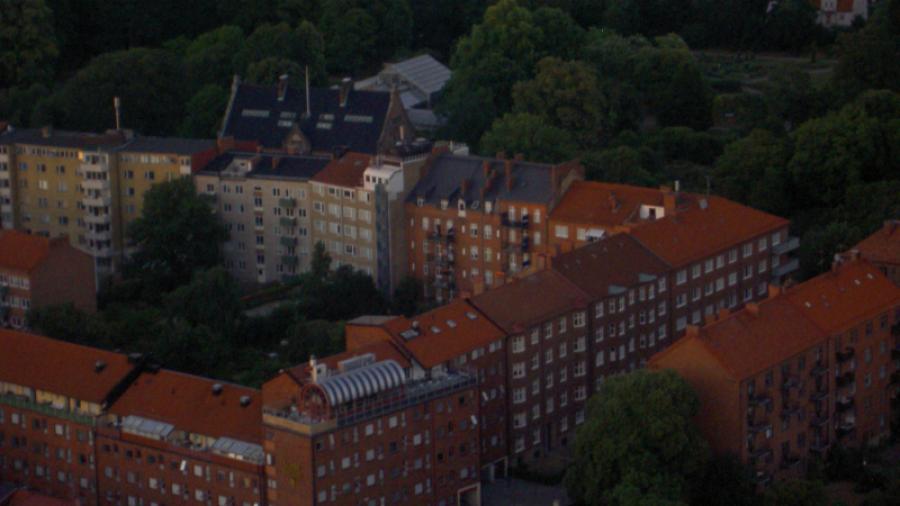 Panorama över kvarterets SV hörn med Lunds nations penthouse i förgrunden .